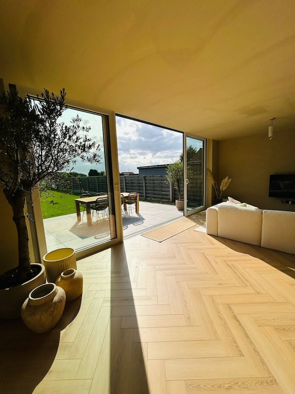Casa, 3 habitaciones, patio, vista al jardín | Jardín