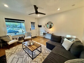 TV connectée, cheminée, livres