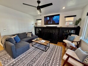 Una Smart TV, una chimenea, libros