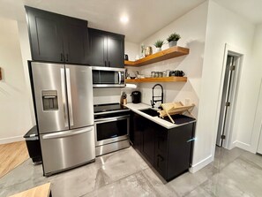 Réfrigérateur, micro-ondes, four, plaque de cuisson