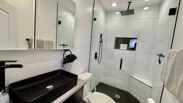 Chuveiro, secador de cabelo, toalhas de banho