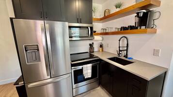 KĂŒhlschrank, Mikrowelle, Ofen, Herdplatte