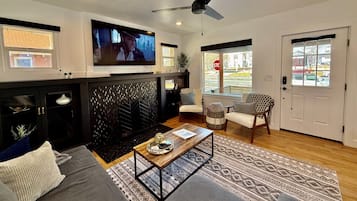 Smart-tv, een open haard en boeken