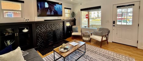 Smart TV, chimenea y libros