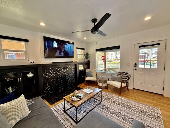 Smart-TV, Kamin, Bücher