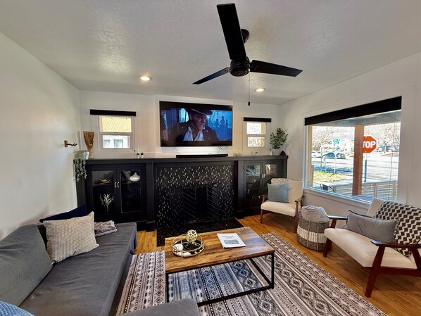 Smart TV, chimenea y libros 