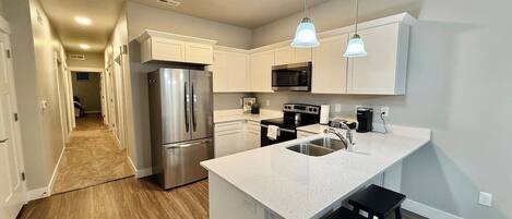 冷蔵庫、電子レンジ、オーブン、コンロ