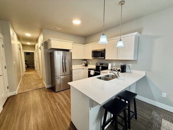 Réfrigérateur, micro-ondes, four, plaque de cuisson