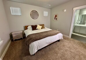 3 bedrooms, desk, iron/ironing board, travel crib - Mountain View Retreat-Near SLC (Riverton)