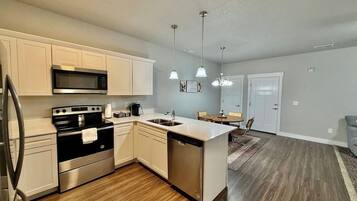 Jääkaappi, mikroaaltouuni, uuni, liesi