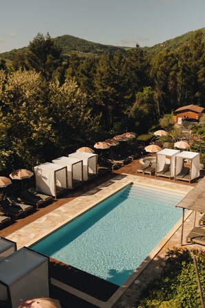 Seasonal outdoor pool, open 8:30 AM to 7:00 PM, pool umbrellas - Borgo Castello Panicaglia (Nocera Umbra)