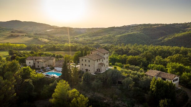 A villa with a swimming pool surrounded by lush greenery and hills. - Borgo Castello Panicaglia (Nocera Umbra)