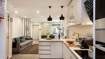 Coffee/tea maker, fridge, microwave, oven