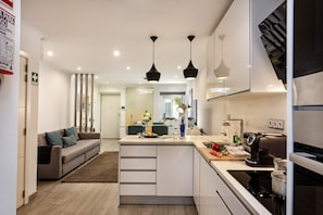 Geladeira, micro-ondas, fogão, cooktop