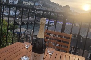 Outdoor dining - Seaside Escape at Looe Cottage (Looe)