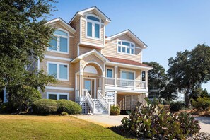 Exterior - New Listing! Game room, Private pool & Hot Tub (Kitty Hawk)