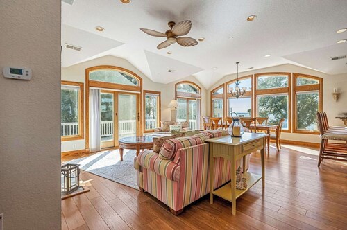 New Listing! Game room, Private pool & Hot Tub