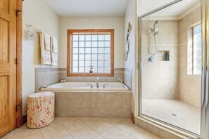 Douche, séchoir à cheveux, serviettes fournies, shampooing
