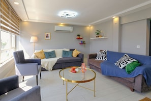 Condo panorámico, 1 cama Queen size y sofá cama, cocina, piso ejecutivo | Área de sala de estar | Smart TV de 43 pulgadas con canales por cable