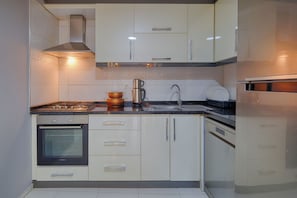 Family Condo, 3 Bedrooms, Air conditioning, City View | Private kitchen | Fridge, oven, stovetop, dishwasher