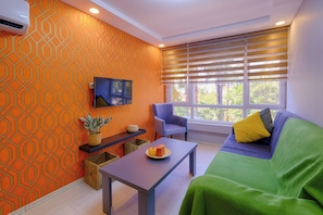 Comfort Condo, 2 Bedrooms, Kitchen, City View | Living area | 43-inch Smart TV with cable channels