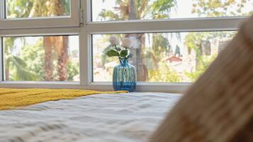 Apartamento Confort, 2 habitaciones, Se admiten mascotas, vistas a la ciudad | Ropa de cama de alta calidad y escritorio