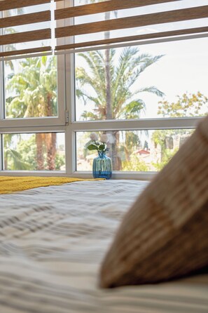 Condo Confort, 2 habitaciones, se aceptan mascotas, vista a la ciudad | Ropa de cama de alta calidad y escritorio