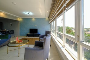 Panoramic Condo, 1 Queen Bed with Sofa bed, Kitchen, Executive Level | Living area | 43-inch Smart TV with cable channels