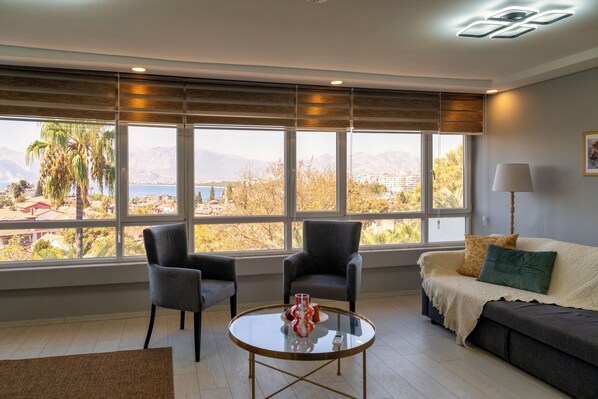 Exclusive-Apartment, 1 Queen-Bett und Schlafsofa, Küche, Meerblick | Wohnbereich | 43-Zoll-Smart-TV mit Kabelempfang