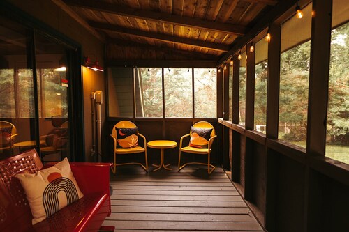 Retro A-Frame Cabin minutes from the Blue Ridge Parkway and I-77 in Fancy Gap