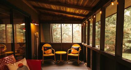 Retro A-Frame Cabin minutes from the Blue Ridge Parkway and I-77 in Fancy Gap