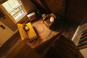 智能電視、壁爐、書籍