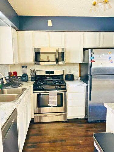 Cozy 2-bedroom apartment + Office,Yard 12 Min to Twin Cities