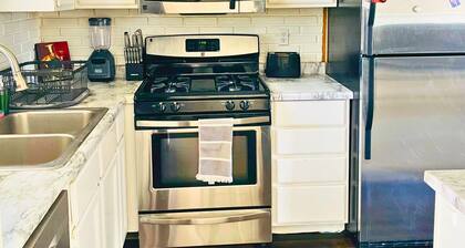 Cozy 2-bedroom apartment + Office,Yard 12 Min to Twin Cities