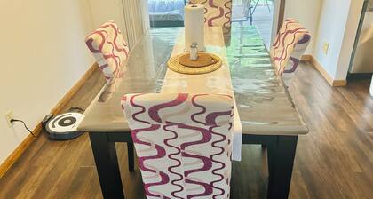 Cozy 2-bedroom apartment + Office,Yard 12 Min to Twin Cities