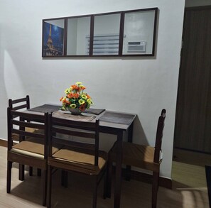 Condo, 1 chambre, accessible aux personnes à mobilité réduite, vue sur le jardin | Salle à manger