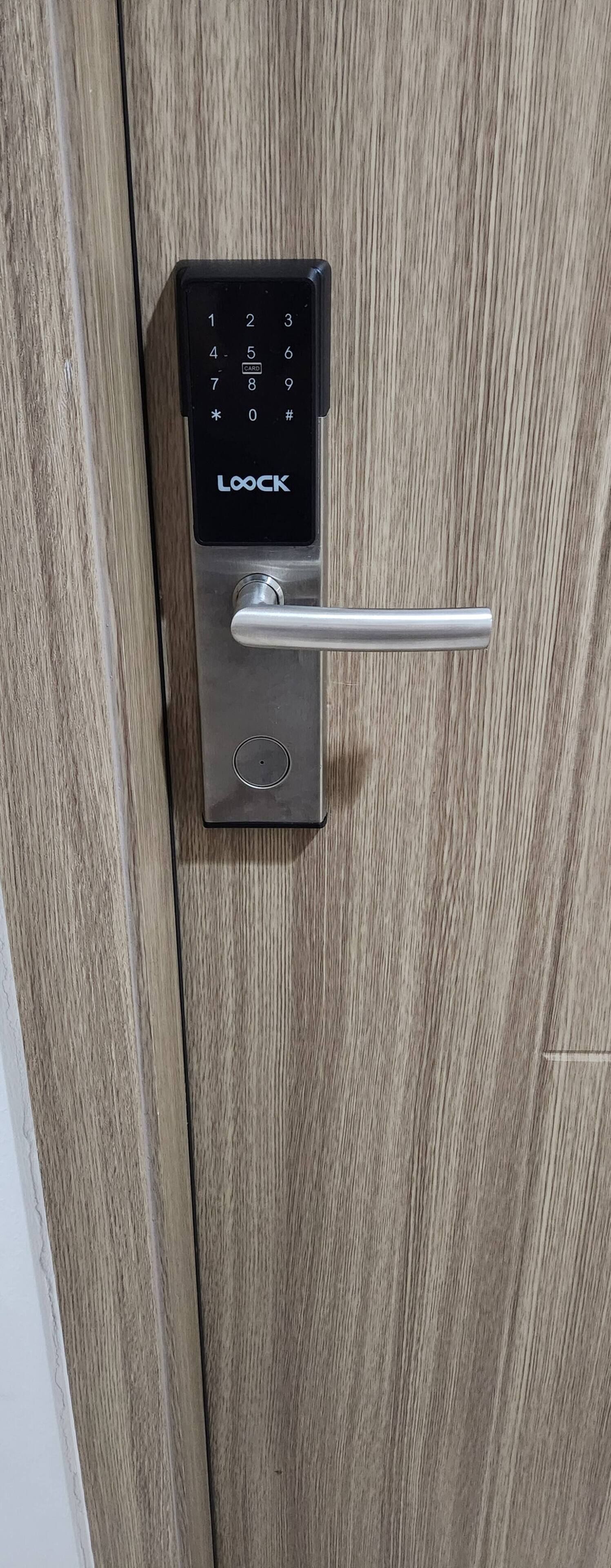 Una puerta moderna con cerradura digital y mirilla.