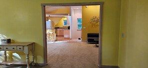 Smart TV, fireplace - One bedroom apartment north of Leland with Lake Michigan access (Leland)