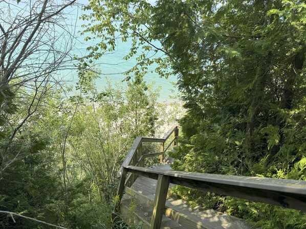 Property grounds - 1-bedroom apartment north of Leland (Leland)