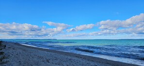 On the beach - 1-bedroom apartment north of Leland (Leland)