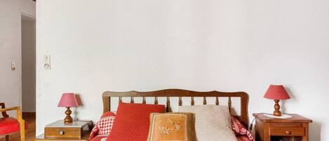 3 chambres, fer et planche à repasser