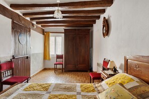 3 habitaciones y tabla de planchar con plancha 