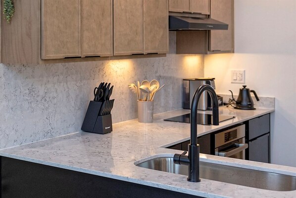 Kühlschrank, Mikrowelle, Ofen, Herdplatte