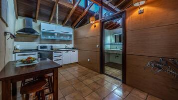 Deluxe Apartment, Patio, Garden View | Private kitchen