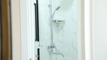 Een haardroger, handdoeken, zeep, toiletpapier