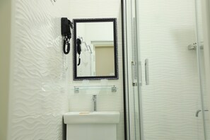 SĂšche-cheveux, serviettes fournies, savon, papier toilette