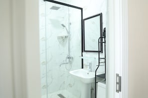 SĂšche-cheveux, serviettes fournies, savon, papier toilette