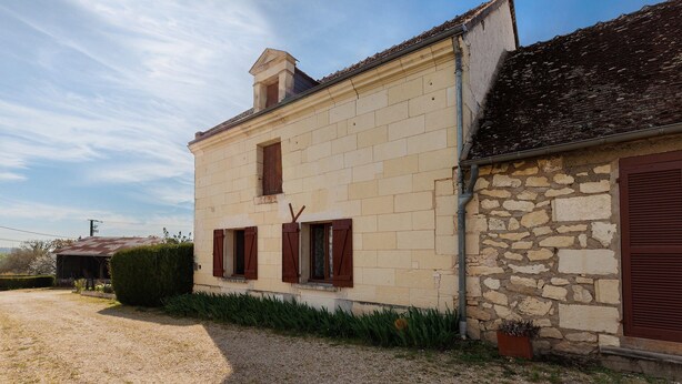 A two-story building with a stone facade, a gravel driveway, and a well-maintained hedge. - Holiday Home 'Gîte 264, Proche Zoo Beauval' with Private Terrace and Private Garden (Noyers-sur-Cher)