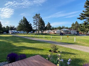 Property grounds - Parkside Deluxe Cottage- King Bed, Extra Screened-In Rm, Short Walk to the Beach (York)