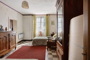 1 bedroom, iron/ironing board
